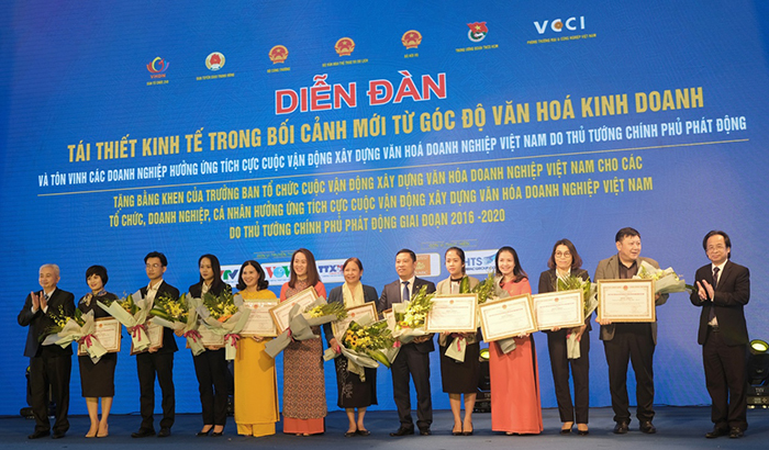 Bà Nguyễn Thị Hồng Trinh – Giám đốc Tài chính (thứ tư, từ phải sang), đại diện Ban Lãnh đạo TST tourist nhận Bằng Khen của Hiệp Hội Phát triển Văn hóa doanh nghiệp Việt Nam